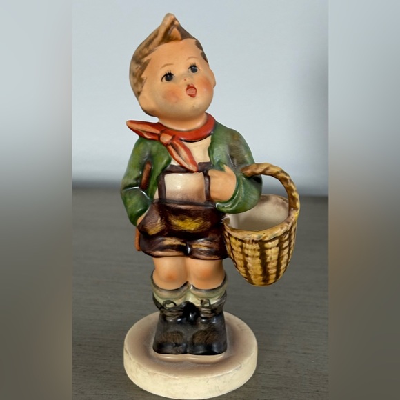 Hummel, Village Boy. Antique.  In excellent condition.  Hummel figure #51/2/0. - Picture 6 of 6